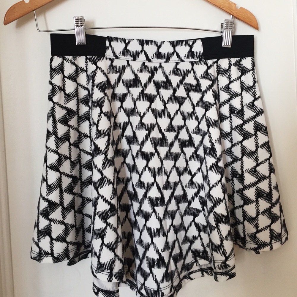 High-waisted elastic waist skirt black and white